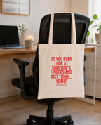 Do you ever look at someone's fingers and just think... yeah? – Stoffbeutel mit Spruch beige, am Bürostuhl im Büro