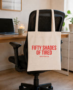 Fifty shades of tired – Stoffbeutel mit Spruch beige, am Bürostuhl im Büro