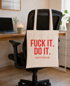 Fuck it. Do it. – Stoffbeutel mit Spruch beige, am Bürostuhl im Büro