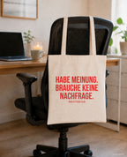 Habe Meinung. Brauche keine Nachfrage. – Stoffbeutel mit Spruch beige, am Bürostuhl im Büro