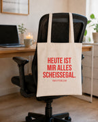Heute ist mir alles scheissegal. – Stoffbeutel mit Spruch beige, am Bürostuhl im Büro