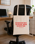 Ich diskutiere nicht. Ich erkläre, warum ich recht habe. – Stoffbeutel mit Spruch beige, am Bürostuhl im Büro