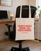 I'm not a people person. I'm a people avoider. – Stoffbeutel mit Spruch beige, am Bürostuhl im Büro