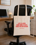 Life is a dick sometimes it gets hard for no reason – Stoffbeutel mit Spruch beige, am Bürostuhl im Büro