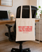Men can't find the clit but somehow find the audacity – Stoffbeutel mit Spruch beige, am Bürostuhl im Büro