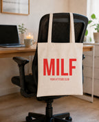 MILF – Stoffbeutel mit Spruch beige, am Bürostuhl im Büro