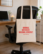 Minimal motiviert. Maximal genervt. – Stoffbeutel mit Spruch beige, am Bürostuhl im Büro