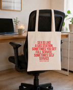 Sex is like a gas station, sometimes you get full service, sometimes self service – Stoffbeutel mit Spruch beige, am Bürostuhl im Büro