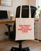 Sorry princess I only date women who might stab me – Stoffbeutel mit Spruch beige, am Bürostuhl im Büro