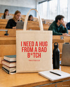 I need a hug from a bad b*tch – Stoffbeutel mit Spruch beige, in der Uni