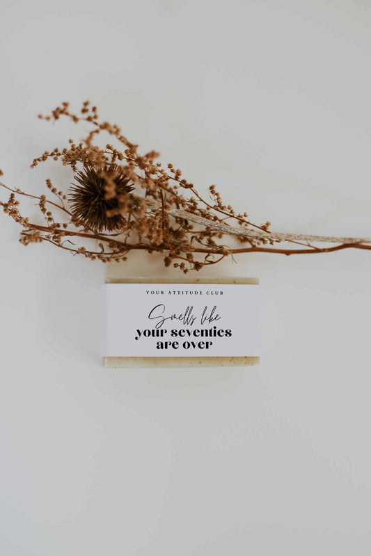 Smells like your seventies are over – Handgemachte weiße Sheabutter Seife mit Spruch | Witziges Geschenk für Geburtstag & Co.