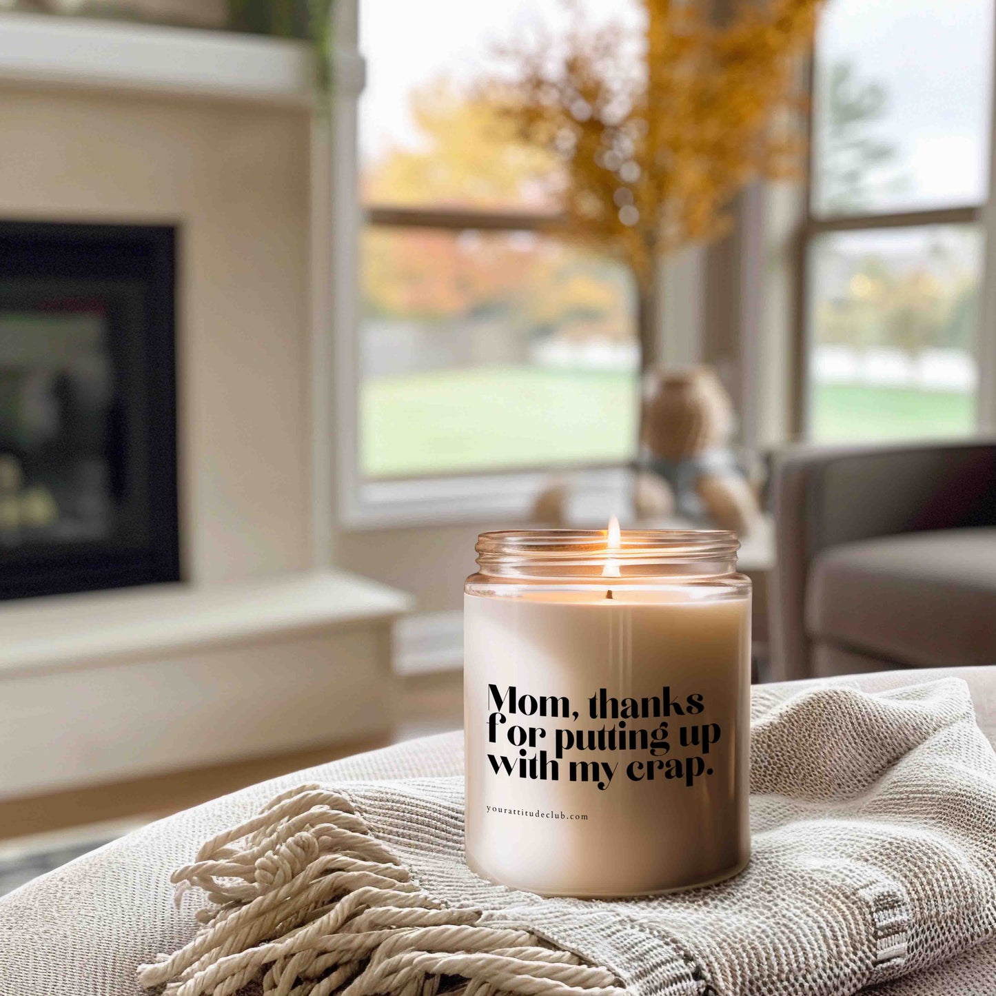 Mom, thanks for putting up with my crap | Lustige Duftkerze Geschenk Mama Humor Sprüchekerze Muttertag Geburtstag Your Attitude Club Sojawachs Kerze
