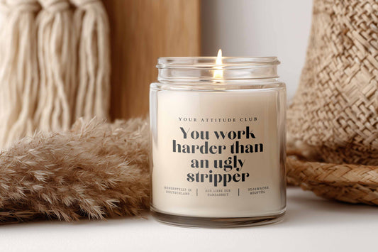 You work harder than an ugly stripper – Lustige Kerze mit Spruch, Geschenk für Kolleg:innen, witzige Motivation, personalisierbar, vegane Duftkerze, 3 Größen