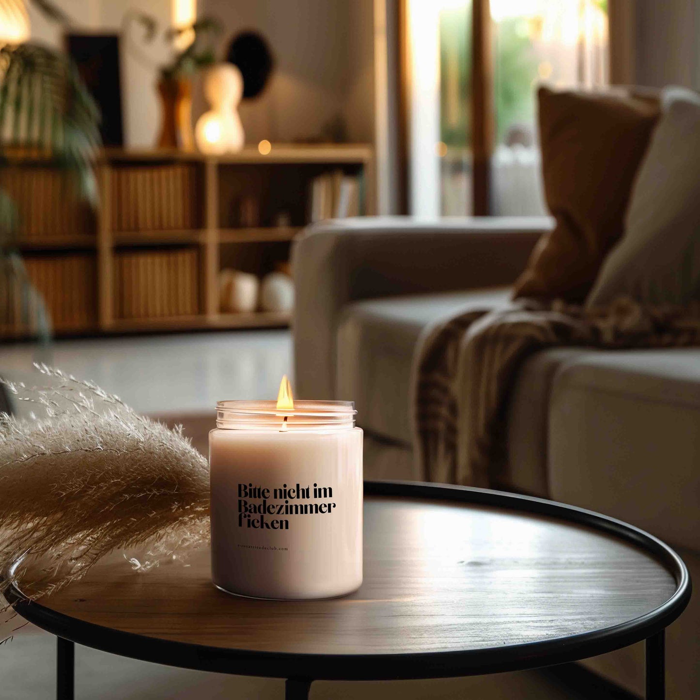 Bitte nicht im Badezimmer ficken – Lustige Kerze mit frechem Spruch | Geschenkidee für Einzug, Freunde & WG | Deko fürs Bad | Handgemachte Duftkerze in 3 Größen | Statement-Kerze für Homedesign & Humor