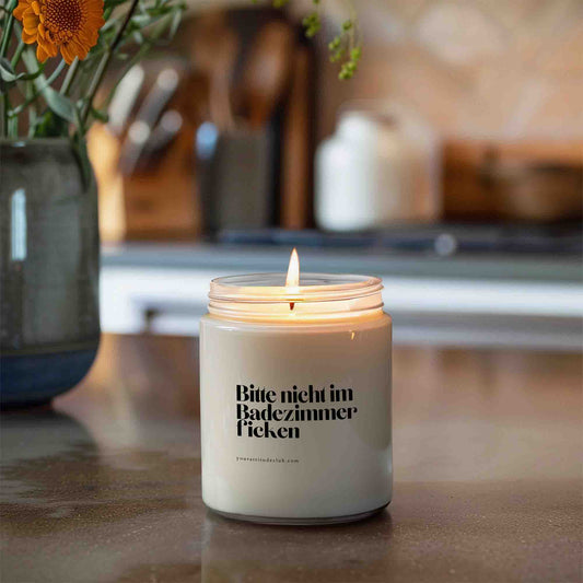 Bitte nicht im Badezimmer ficken – Lustige Kerze mit frechem Spruch | Geschenkidee für Einzug, Freunde & WG | Deko fürs Bad | Handgemachte Duftkerze in 3 Größen | Statement-Kerze für Homedesign & Humor