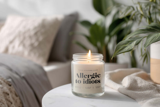 Allergic to idiots – Lustige Duftkerze im Glas, Geschenk für Kollegen, Statementkerze vegan, Spruchkerze personalisierbar, Bürohumor, Candle Gift, 3 Größen