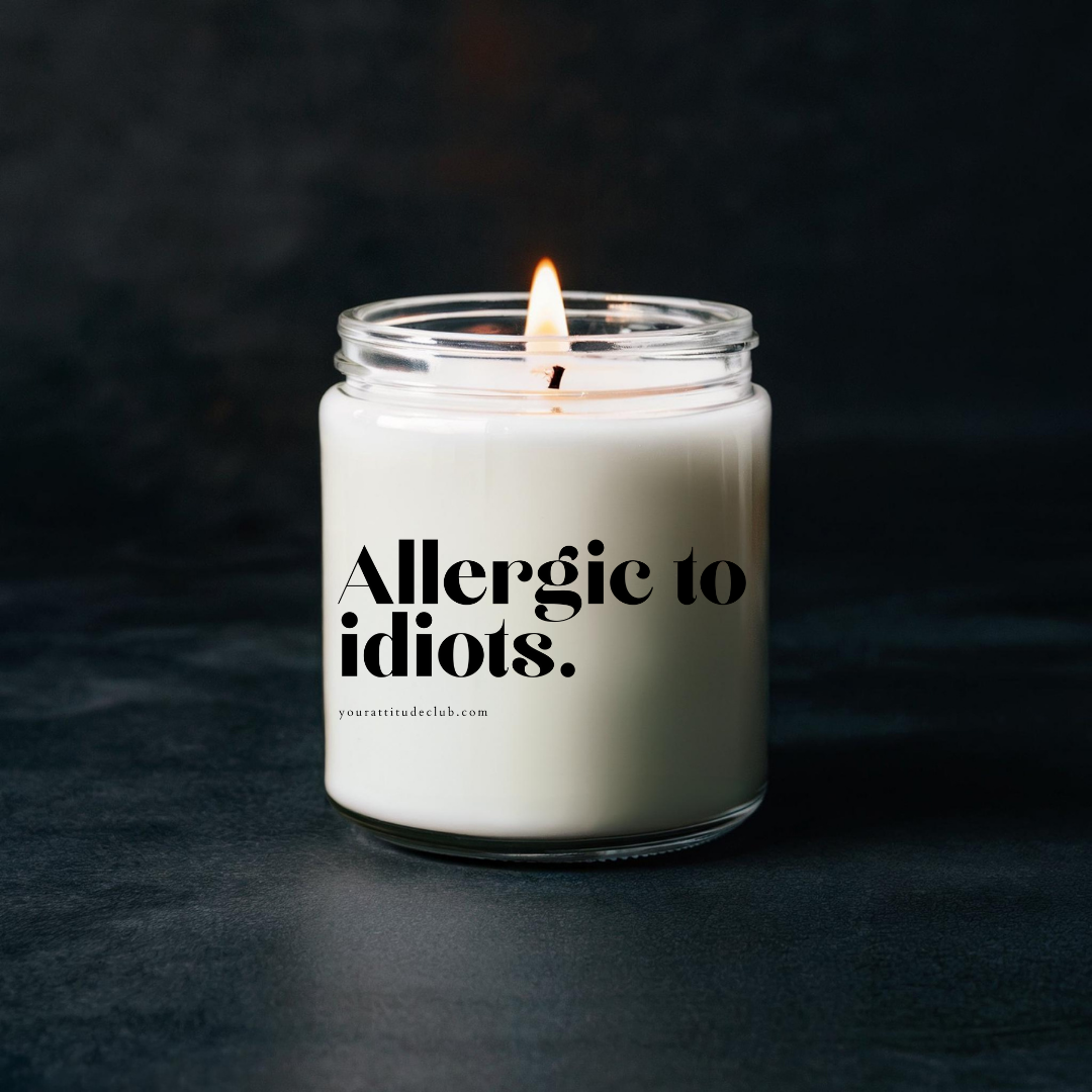 Allergic to idiots – Freche Duftkerze mit Spruch | Lustige Geschenkidee für Freundinnen, Kolleginnen & WG | Handgemachte Sojawachskerze in 3 Größen & über 33 Düften
