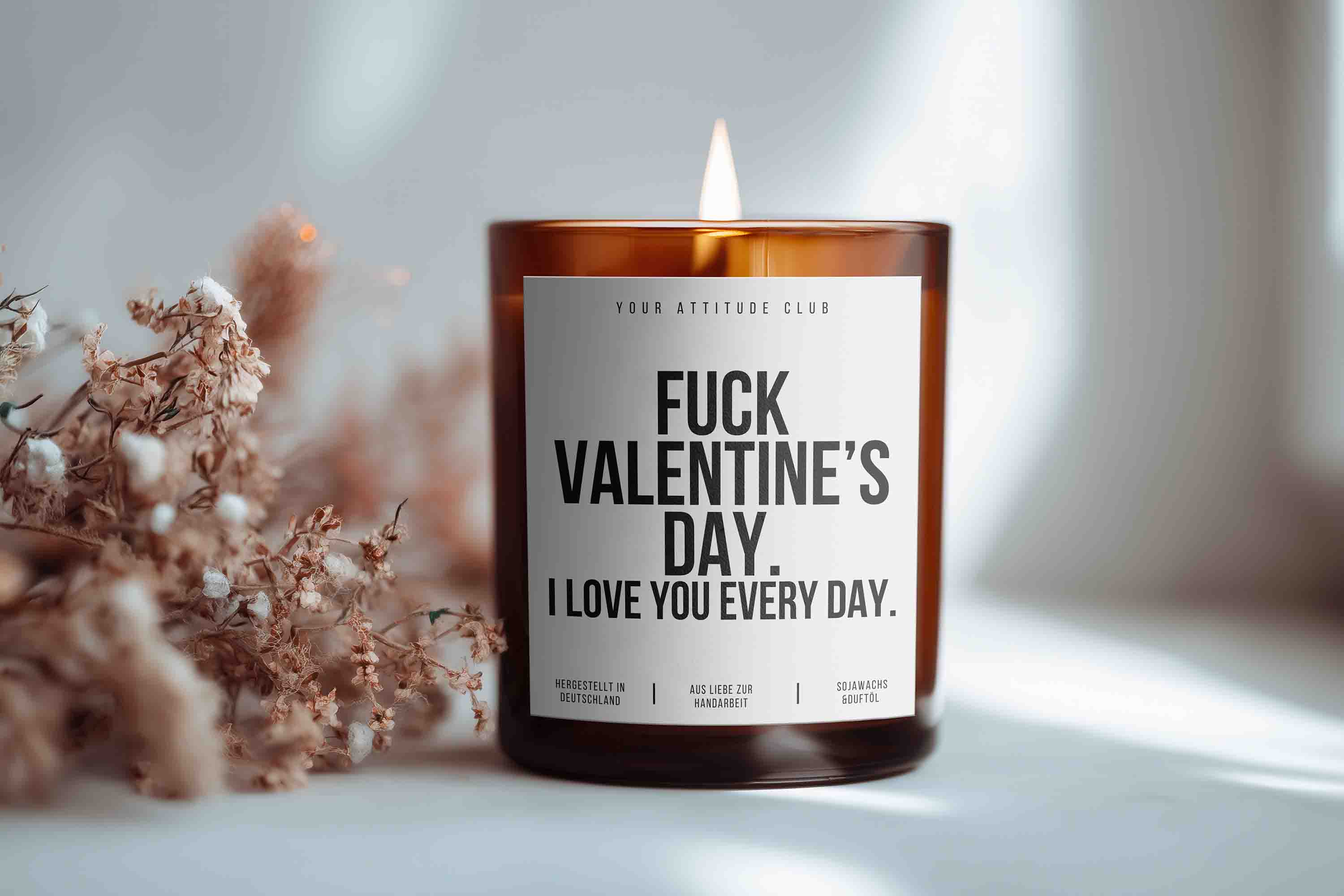 F*CK VALENTINE’S DAY. I LOVE YOU EVERY DAY. Duftkerze Valentinstag Galentinesday Geschenk für Partner BFF Freunde Familie freche Sojawachskerze Your Attitude Club