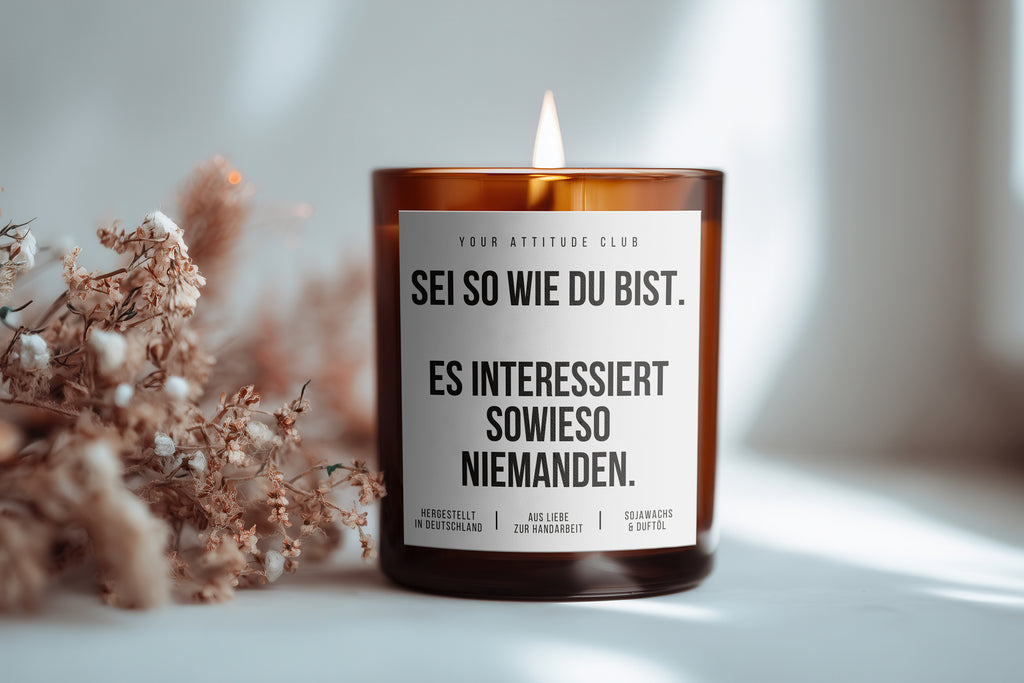 Sei so wie du bist. Es interessiert sowieso niemanden. | Freche Kerze