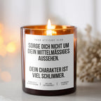 Sorge dich nicht um dein mittelmäßiges Aussehen. Dein Charakter ist viel schlimmer. | Freche Kerze