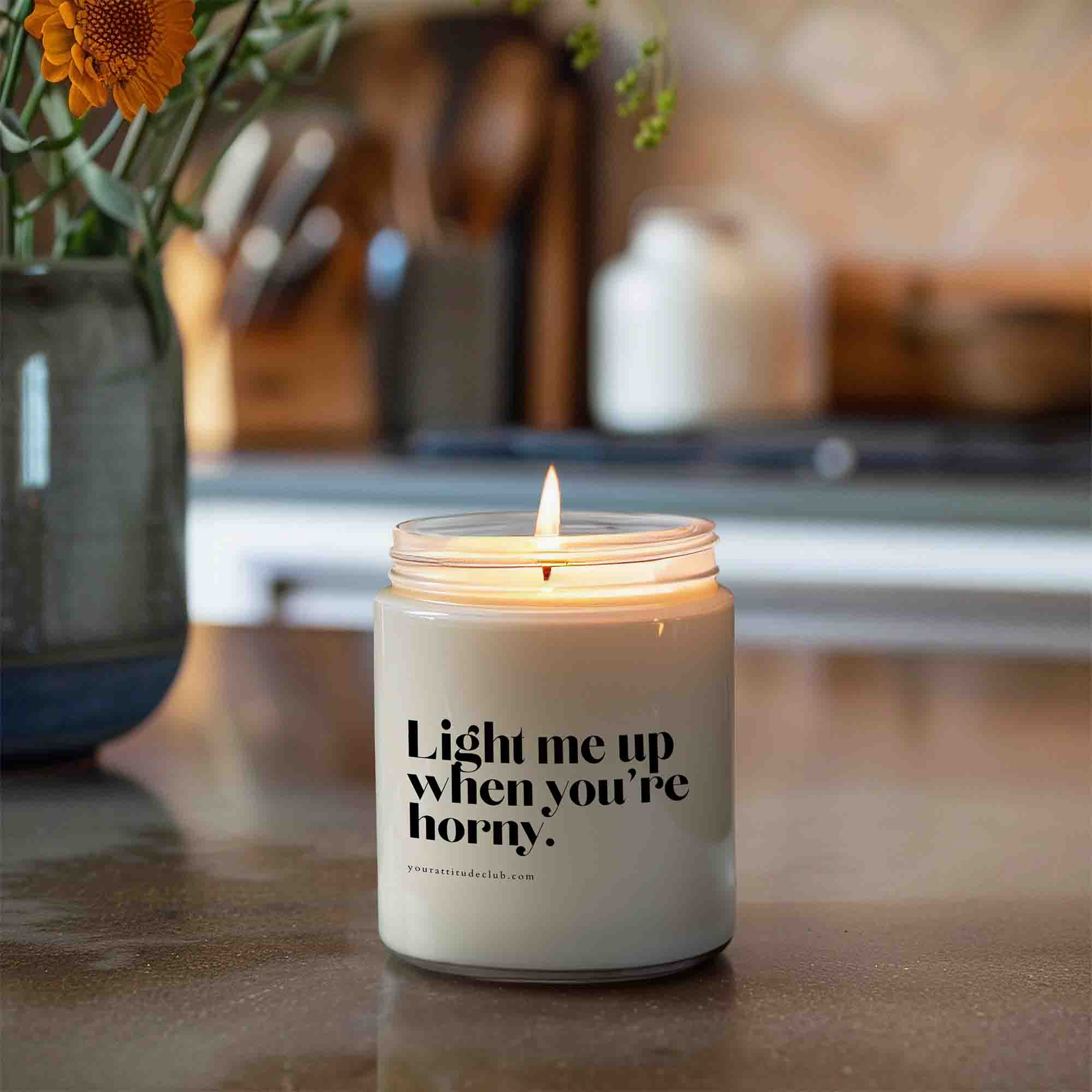Light me up when you’re horny – Freche Duftkerze mit lustigem Spruch | Handgemachte Geschenkidee für Paare & Verliebte | 3 Größen & über 33 Düfte | Dekoration mit Humor