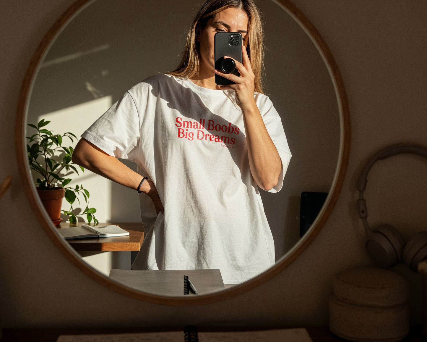Small Boobs Big Dreams – Oversize Unisex Shirt aus Bio-Baumwolle | Statement T-Shirt Damen & Herren | Lockeres Streetwear Shirt