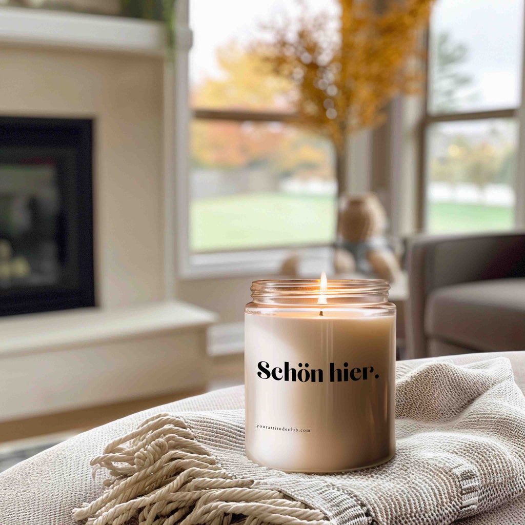 Schön hier Kerze – Lustige Sprüchekerze, Humorvolle Geschenkidee, Duftkerze, Statement Candle, Sojawachs, Deko Geschenk, Your Attitude Club