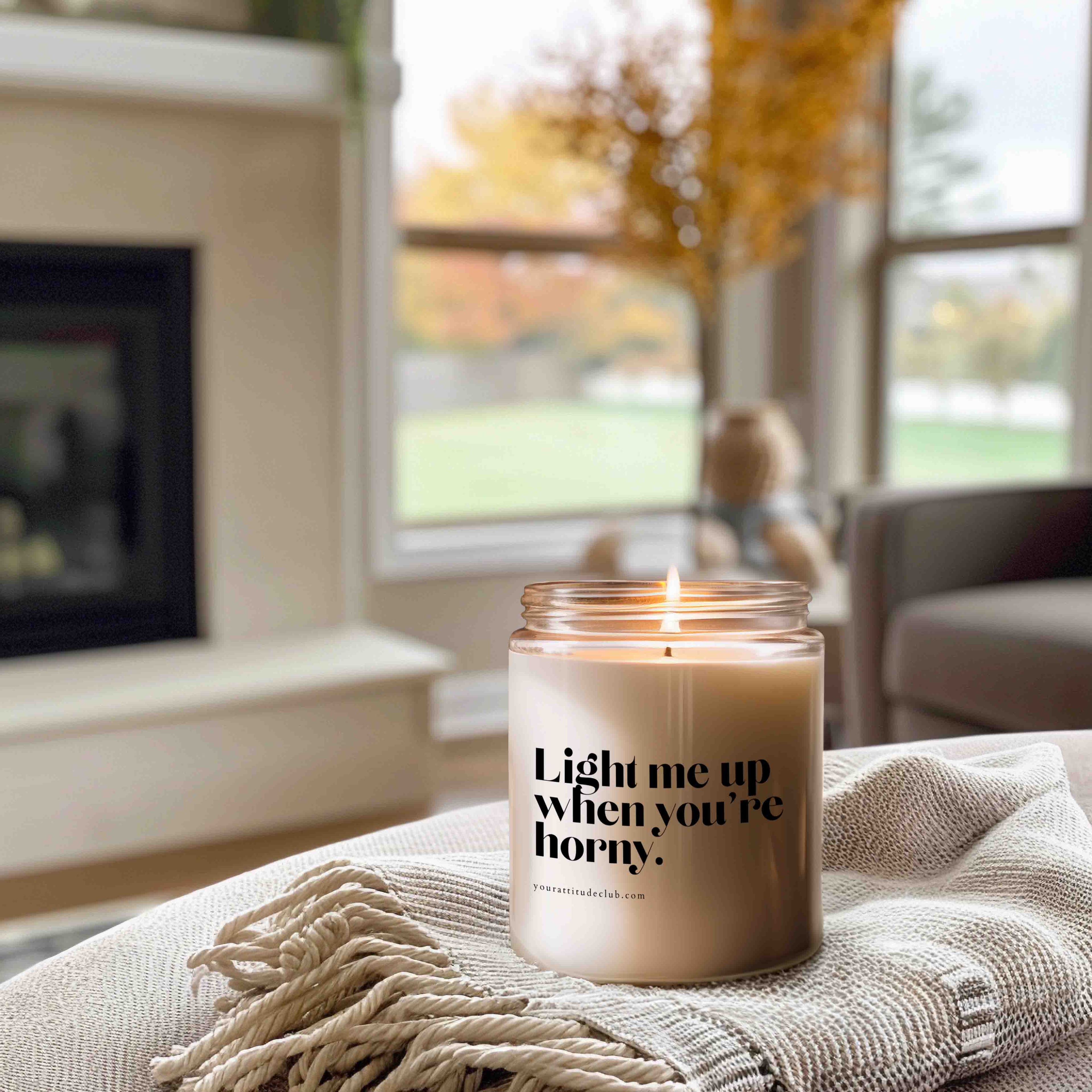 Light me up when you’re horny – Freche Duftkerze mit lustigem Spruch | Handgemachte Geschenkidee für Paare & Verliebte | 3 Größen & über 33 Düfte | Dekoration mit Humor