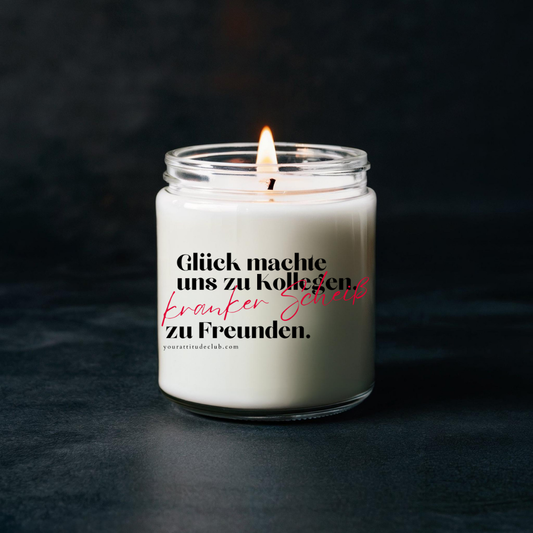 Glück machte uns zu Kollegen. Kranker Scheiß zu Freunden – Duftkerze mit Spruch | Geschenkidee für Kolleginnen & Freundinnen | Handgemachte Sojawachskerze | 3 Größen | 33 Düfte oder duftfrei