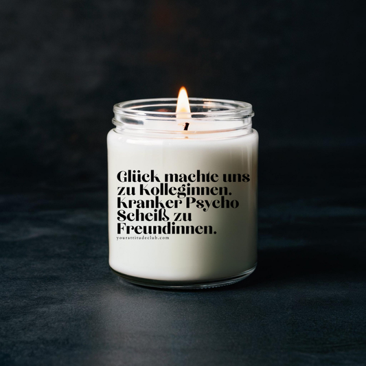 Glück machte uns zu Kolleginnen. Kranker Psycho Scheiß zu Freundinnen – Lustige Duftkerze mit Spruch | Geschenkidee für Kolleginnen & Freundinnen | 3 Größen | 33 Düfte | WG- & Büro-Deko