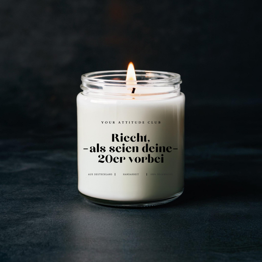 Duftkerze – „Riecht, als seien deine 20er vorbei“ – Geschenkidee mit Humor | 70h / 100h Brenndauer | Handgemachte Sojawachskerze