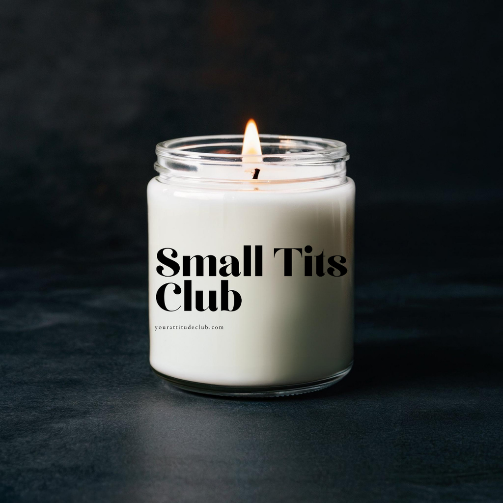 Small Tits Club – Lustige Duftkerze mit frechem Spruch | Handgemachte Geschenkidee für Frauen | Humorvolle Sojawachskerze in 3 Größen & 33 Düften | Witzige Deko & Statement
