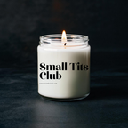 Small Tits Club – Lustige Duftkerze mit frechem Spruch | Handgemachte Geschenkidee für Frauen | Humorvolle Sojawachskerze in 3 Größen & 33 Düften | Witzige Deko & Statement