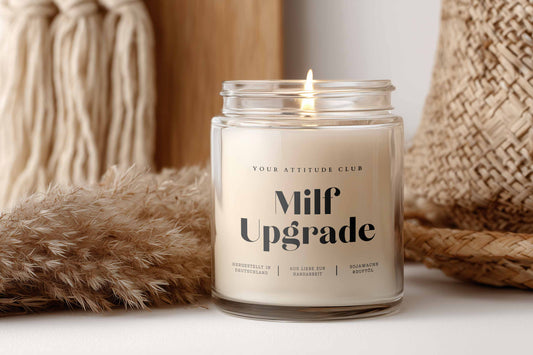 Milf Upgrade – Lustige Geschenkkerze für heiße Mamas, personalisierte Duftkerze aus Sojawachs, freche Sprüchekerze, Muttertagsgeschenk mit Humor