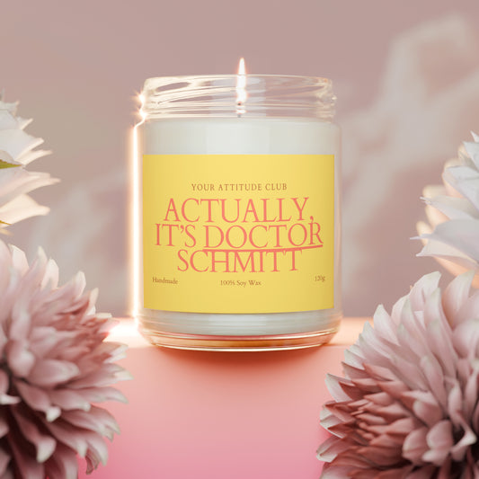Actually, It’s Doctor Schmitt – Personalisierte Geschenkkerze mit Name, Statement Etikett, 120ml Sojawachs, Duftkerze bunt, 30h Brenndauer