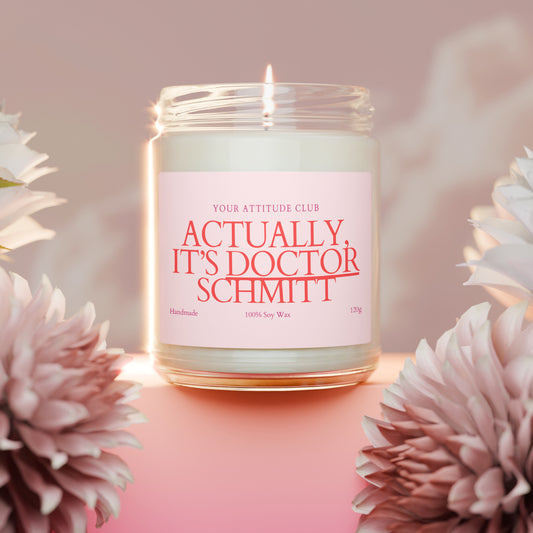 Personalisierte Kerze mit rosa Etikett und Spruch „Actually, IT’s Doctor Schmitt“ in Nahaufnahme