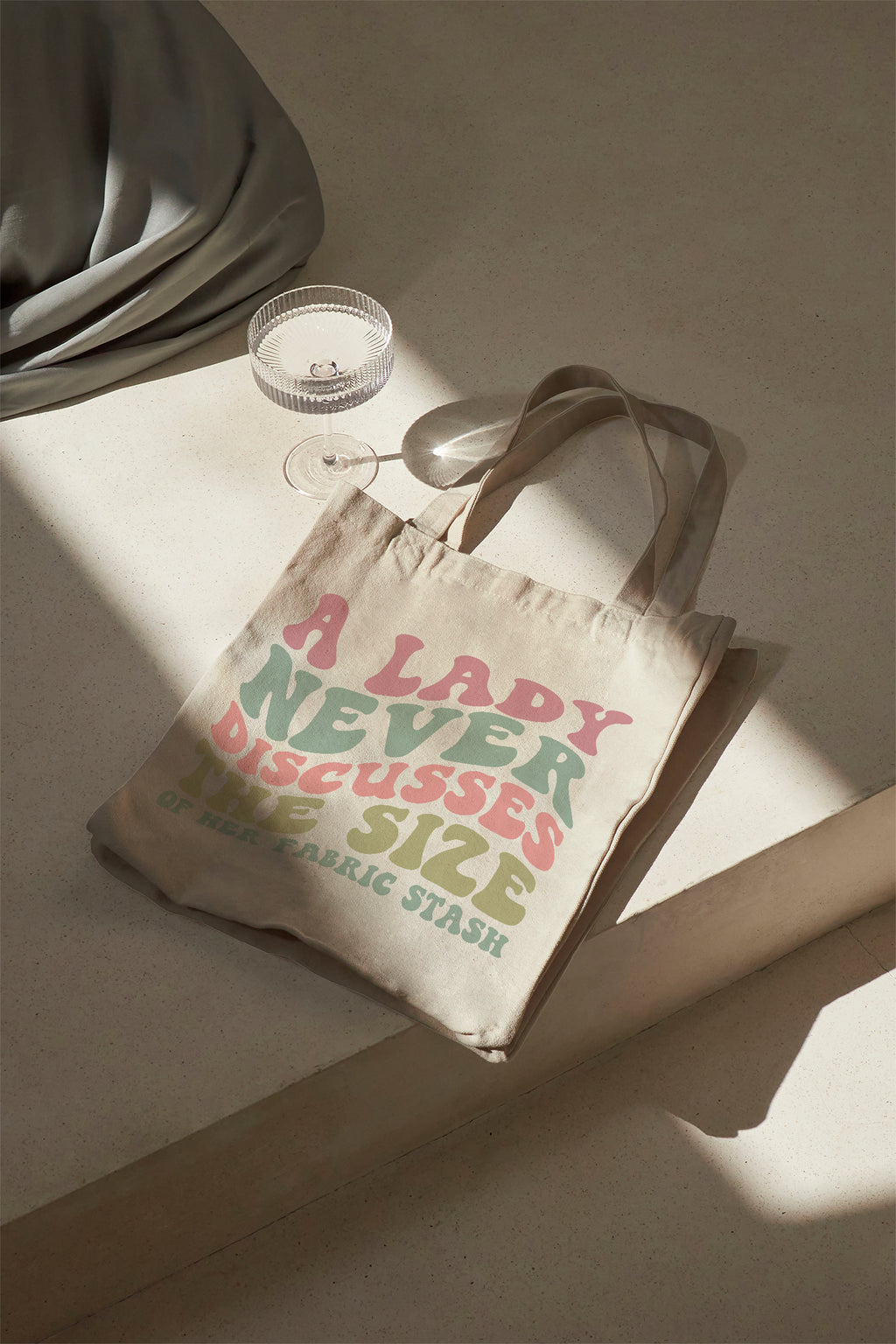 A Lady Never Discusses The Size Of Her Fabric Stash Baumwollbeutel beige Stofftasche selbst bedruckt Tragetasche Einkaufstasche Nähen DIY Geschenk nachhaltig