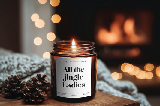 All the jingle Ladies – Lustige Weihnachtskerze im Amberglas, Handmade Sojawachs Kerze, Geschenkidee Weihnachten für Freundinnen, Familie & Kollegen, 30–40h