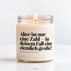 Alter ist nur eine Zahl – in deinem Fall eine ziemlich große! Lustige Geburtstagskerze, witzige Spruchkerze, Geschenkidee, Handmade Candle aus Sojawachs