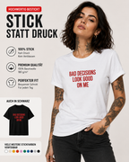 BAD DECISIONS LOOK GOOD ON ME – besticktes Damen Shirt, Statement T-Shirt aus Bio-Baumwolle, Geschenk für Freundin, freches Shirt in Weiß oder Schwarz