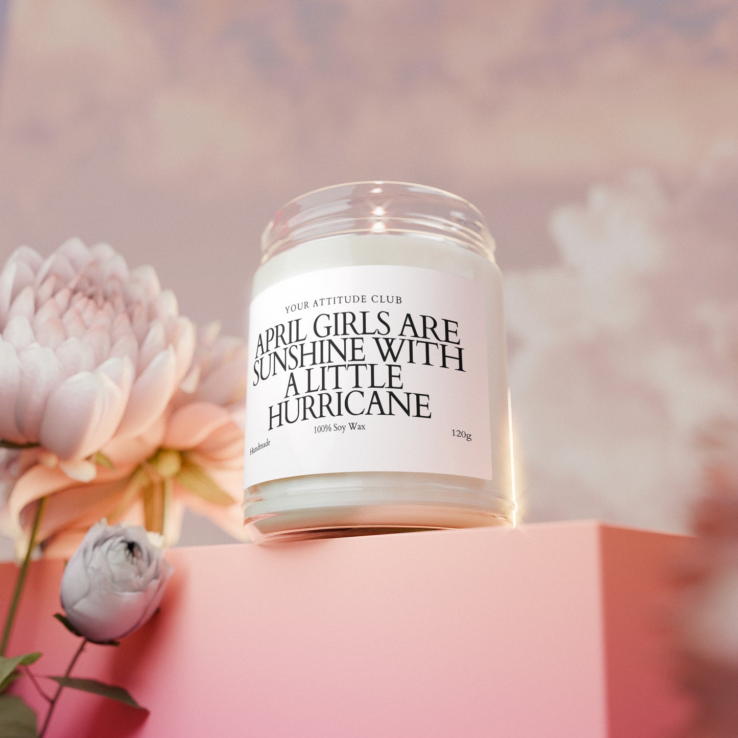 April Girls Are Sunshine With a Little Hurricane – Personalisierte Duftkerze mit Name, Geschenk für April-Geburtstag, 120ml Sojawachs, 30h Brenndauer