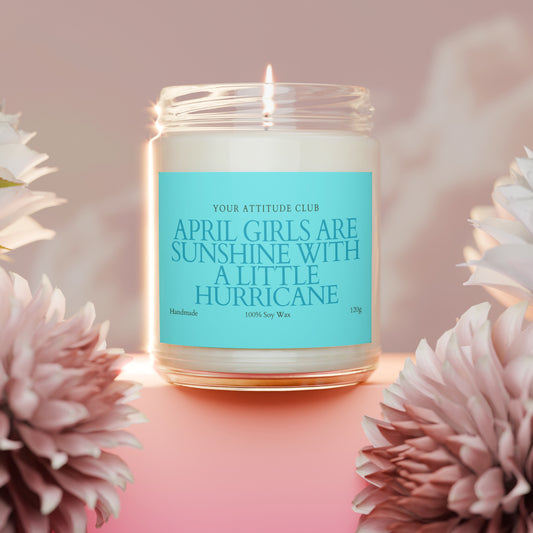 April Girls Are Sunshine With a Little Hurricane – Witzige Geschenkkerze für April-Mädchen, mit Wunschfarbe & Namen, 120ml Sojawachs