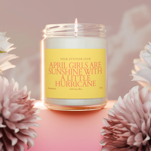 April Girls Are Sunshine With a Little Hurricane – Geburtstagskerze April, personalisierbar mit Name, 120ml Duftkerze, Etikett in Wunschfarbe