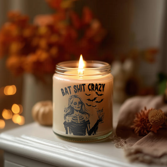 Bat Shit Crazy Kerze – Halloween Kerze Sojawachs vegan, Lustige Duftkerze Herbst, Spooky Candle Geschenkidee Frauen, Gothic Deko Wohnzimmer