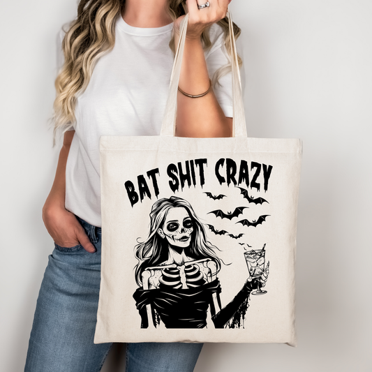 Bat Shit Crazy Halloween Tragetasche – Gruselig-lustiger Skelett Beutel mit Fledermäusen – 48x42 cm Baumwolltasche – Rosa, Beige oder Schwarz – DTG Druck – Auch als Bügelbild