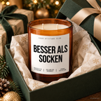 BESSER ALS SOCKEN – Weihnachtskerze Naturgras Etikett | Weihnachtsgeschenk | Geschenk für Familie, Freunde & Kollegen | Geschenkidee Weihnachten