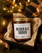 BESSER ALS SOCKEN Weihnachtskerze mit Spruch | lustige Duftkerze | freches Weihnachtsgeschenk | Wichtelgeschenk | Sojawachs Kerze handgemacht