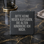 Bitte keine neuen Aufgaben. Die alten ignoriere ich noch. – Schiefer Untersetzer 10x10 cm, lustiges Büro Geschenk, Geschenk für Arbeitskollegen, handgravierter Naturstein