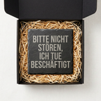 Bitte nicht stören, ich tue beschäftigt – Schiefer Untersetzer 10x10 cm, lustiges Büro Geschenk, Geschenk für Arbeitskollegen, handgravierter Naturstein