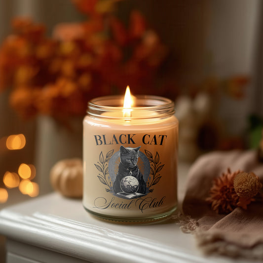 Black Cat Social Club Kerze – Halloween Kerze Sojawachs vegan, Herbst Duftkerze Gothic Style, Witchy Candle Geschenkidee Frauen & Wohnzimmer Deko